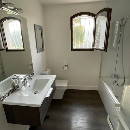 빌라 Monti Luxury With Pool Sleeps 6 멍똥