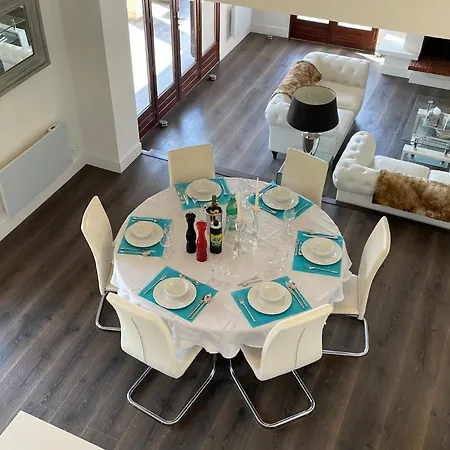 빌라 Monti Luxury With Pool Sleeps 6